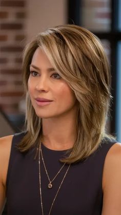 21 Trendy Winter Medium Haircuts 2024-2025: Layered, Bob, and Wavy Styles for All Faces Haircut For Oval Face, Hair For Round Face Shape, Haircuts 2024, Medium Haircuts, Oval Face Haircuts, Latest Haircuts, Medium Layered Haircuts, Wavy Style, Sleek Bob