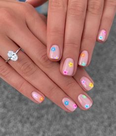 Sharing 50+ April nails perfect for your monthly manicure! All of these fun nail designs are great for spring time! Mexico Nails, April Nails, Builder Gel Nails, May Nails, Makeup 101, Simple Gel Nails, Summery Nails, Cute Gel Nails