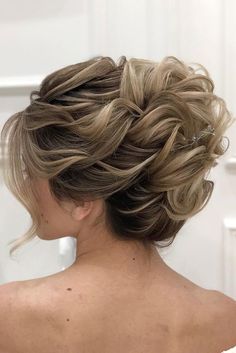 mother of the bride hairstyles high curly updo for medium hair zuhra_stylist Hairstyles High, Mother Of The Bride Hairstyles, Curly Updo, Bridal Hair Updo, Hairstyle Look, Penteado Cabelo Curto