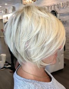 White Blonde Pixie Bob Over 50 Trendy We Fryzurach, Choppy Bob Hairstyles, White Blonde, Very Short Hair, Haircut For Older Women, Short Bob Haircuts, Hairstyles Over 50, Pixie Bob, Short Blonde