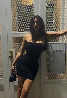 How To Pose In A Bodycon Dress, Poses Party Dress, Black Bodycon Dress Poses, Instagram Pose Ideas With Dress, Mini Dress Picture Ideas, Standing Dress Poses, Black Dress Poses Photo Ideas, Black Dress Picture Ideas, Posing Ideas Dress