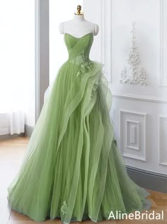 Green Long Prom Dress, Prom Dress Green, Book Fashion, Formal Dresses Graduation, Prom Inspo, Graduation Party Dresses, Green Prom, Green Tulle, Dresses Green