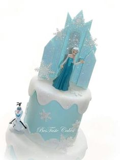 an image of a frozen princess on top of a cake