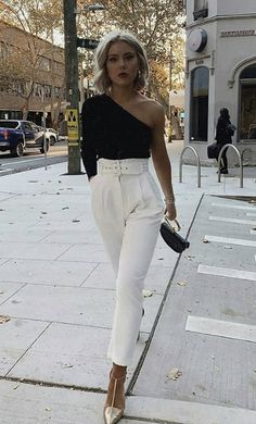 Casual Night Out Outfit, Black Trousers Women, Chique Outfit, Girls Night Out Outfits, Fest Outfits, Walking Down The Street, Chique Outfits, Night Out Outfit, Casual Chic Outfit