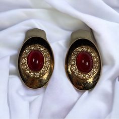 Genuine Vintage Ciner Gold Clip-On Earrings With Bordeaux Austrian Glass Cabochons And Austrian Swarovski Crystals Bijoux Antic From 1960s. Measures - 1” Link Is In Bio To All Our Stores Or Shop The Highlights As Well! We Have A 14 Room 4,000 Sqft Boutique With Over A Million Pieces Of Jewelry! Reasonable Offers Welcomed! Bundle And Save! Buying This Fabulous Piece Can Bring Confidence And Lust Because You Will Be Continuing The Story. You Are Consciously Choosing Something Good For The Globe. W Fashion 1990s, Fashion 2000s, 1960s Jewelry, Gold Clips, The Embrace, 1980s Fashion, Gold Orange, 2000s Fashion, Fashion Vintage