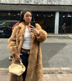 Y2k Fur Outfit, Fur Coat Outfit Aesthetic, Fur Outfits Women, Brown Fur Coat Outfit, Faux Fur Coat Outfit, Fur Coat Aesthetic, Cosy Fits, Faux Fur Coats Outfit, Fur Jacket Outfit