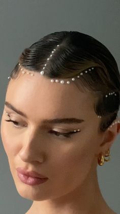 Pearls In Hair Side Part, Pearl Style Fashion, 1920s Ponytail, Finger Waves With Pearls, Pearls In Short Hair, Finger Waves Wedding Hair, How To Do Finger Waves On Short Hair, Editorial Short Hair, Pearl On Hair