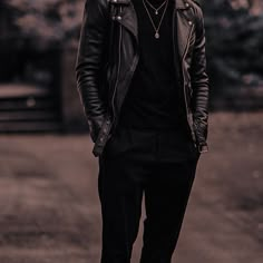 Man In Leather Jacket Aesthetic, Biker Aesthetic, Leather Jacket Outfits, Cool Outfits For Men, Motorcycle Style, Trik Fotografi, Aesthetic Guys, Alternative Outfits, Leather Jacket Men