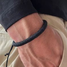 Pulseira Masculina Minimal Preta Encontre o equilíbrio perfeito entre design e conforto com a Pulseira Masculina Minimal Preta – uma jóia que celebra a beleza da simplicidade para o homem moderno. Perfeita para quem busca um acessório versátil, capaz de transitar entre o casual e o formal com facilidade.  Material de Alta Qualidade: Com tecido/corda de toque suave e resistente, esta pulseira foi construída para durar e acompanhar você em todos os momentos. Durabilidade e conforto se unem em uma Macrame Bracelets, Macrame, Bracelet, Design, Macramé