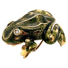 An iconic Tiffany & Co. Enamel and Diamond Frog Pendant/Brooch, made in Italy circa 1970' Hallmarks: Tiffany & Co, 750 Gross weight: 15,8 gr Excellent condition, comes with original box, 100% authenticity guarantee, Free appraisal card with purchase Antique Tiffany, Tiffany And Co Jewelry, Tiffany Diamond, Vintage Pendant Necklace, Jewelry Pins, Tiffany And Co, Green Enamel, Gold Enamel, Animal Jewelry