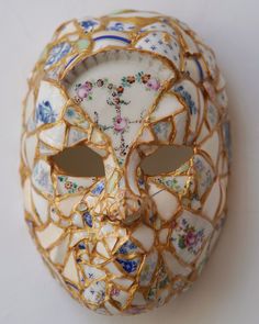 In this mask, several eras and cultures converge like a kaleidoscope of time and art. Each shard of Antique China carries its own story, traveling from different corners of the world. Woven together through the Japanese kintsugi technique, they create a mask where past and present seamlessly intertwine. In this work of art, I see a metaphor for time, transforming the forgotten into something beautiful, and the inspiration drawn from Venetian masks adds mystery and depth✨ Porcilin Mask, Wearable Art Face Mask, Painted Face Masks Art, Porcelain Mask Fantasy Art, Cracked Mask, Kintsugi Aesthetic, Clay Mask Art, Porcelain Mask, Japanese Kintsugi