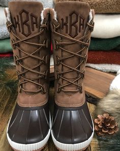 Lined with a soft sherpa, these Monogrammed Winter Duck Boots are a MUST for cooler weather! Monogram yours TODAY! Womens Tall Duck Boots, Duck Boots Winter, Llbean Duck Boots Women, Snow Duck, Sorel Duck Boots, Winter Duck Boots, Cute Rain Boots, Boots Fur, Urban Shoes