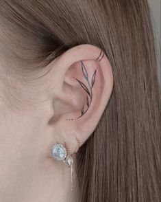 Веточка на ухе, тату Tattoos For Women Ear, Cute Ear Tattoos, Ear Tattoos Women, Small Flower Tattoo, Tattoo Ear, Inner Ear Tattoo, Tattoo Tips, Cuff Tattoo