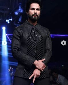 Shahid kapoor Indian Wedding Suits Men, Kurta Pattern, Boys Kurta Design, Indian Groom Wear, Designer Jackets For Men, Kurta Men