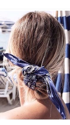 Messy pony tie with a scalf to finish Rainie likes this look Bohol, Bandana Hairstyles, Good Hair Day, Messy Hairstyles, Hair Tie, Scarf Hairstyles, Trendy Hairstyles