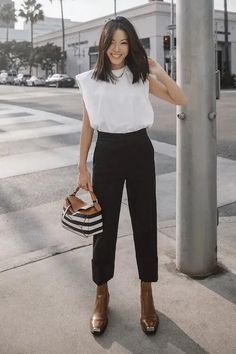 Carrot Pants Outfit, Wide Leg Crop Pants Outfit, Black Pants Outfit Dressy, Black Pants Outfit Ideas, Tapered Pants Outfit, Pants Outfit Ideas For Women, Chic Black Pants, Black Slacks Outfit, Black Dress Pants Outfits