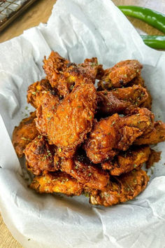 Crispy tom yum fried chicken wings served in a bowl lined with baking paper. Next to the bowl are 2 green chillies, and a wooden spoon. Tom Yum Chicken, Wings Dinner, Fried Chicken Wings Recipe, Garlic Fried Chicken, Homemade Fried Chicken, Crispy Wings, Crispy Chicken Wings, Chicken Wings Recipe