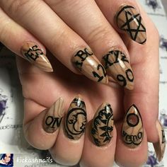 #OuijaBoard #spookynails #moviethemenails #movies #ArtOnNails #NailArtDesigns #creepynails #boardgames #scarynails #halloweennails #halloween #halloweennailart #halloweennaildesign Scary Nails, Ten Nails, Gothic Nails, Nail Style, Halloween Nail Designs, Toe Nail Designs, Strong Nails, Halloween Nail