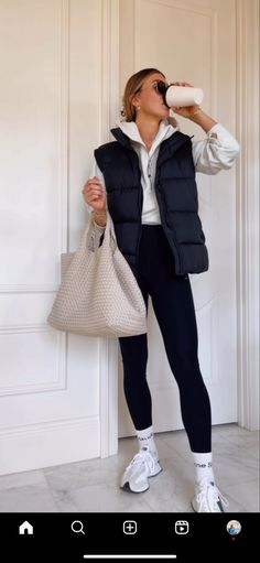 Outfit Ideas Winter 2023 Woman, Comfy Sleek Outfits, Winter Outfits Sporty Cold, Fall Fashion Athleisure, Effortless Everyday Outfits, Casual Running Errands Outfit Winter, Athlesuire Outfit Aesthetic, Winter Activewear Women, Fall New England Outfits Women