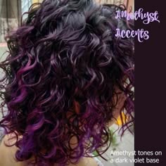 Curly Purple Hair, Pelo Color Borgoña, Crazy Curly Hair, Purple Hair Highlights, Ombre Curly Hair, Curly Color, Dark Purple Hair, Dyed Curly Hair, Highlights Curly Hair