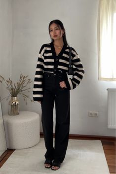 Over Size Cardigan Outfit, Striped Cardigan Outfits, Black White Cardigan Outfit, Striped Cardigan Outfit Aesthetic, Cardigan Ideas Outfits, Black Striped Cardigan Outfit, Blue And White Striped Cardigan Outfit, Black Oversized Cardigan Outfit, Stripes Cardigan Outfit