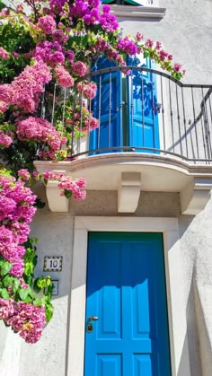 Mamma Mia aesthetic, Greece aesthetic, here we go again, Europe, fashion inspiration, fashion inspo, Greece pictures, photography, picture inspiration, mamma Mia, coastal granddaughter, fashion, flowers, travelWhere is this house in full Greek style located? In Italy! In Limone del Garda, two hours from Milan.It is one of the characteristic houses of the historic center. Mammamia Aesthetic, Mamma Mia Style, Mama Mia Summer, House Lobby, Greece Wallpaper, Aesthetic Greece