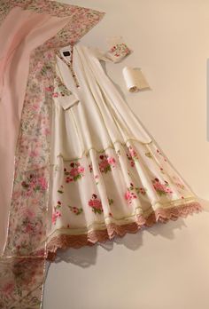 Botas Outfit, Nikkah Dress, Pakistani Fancy Dresses, Pakistani Dresses Casual, Beautiful Pakistani Dresses, Salwar Kamiz, Dress Design Patterns, Simple Pakistani Dresses, Beautiful Dress Designs