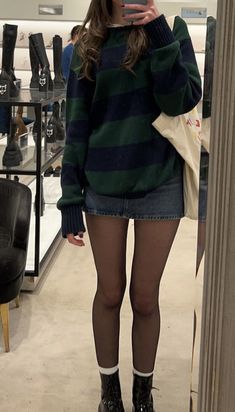 Dark Casual Outfits Women, Urban Outfitters Outfit Aesthetic, Fall Outfits Inspiration, Skirt And Tights, Brandy Melville Sweater, Rok Mini, Basic Fashion, Miniskirt Outfits