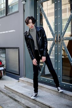 Converse with jeans, turtleneck or mock neck with leather jacket. Can swap converse for ankle boots also Guang Hong, Street Style Jeans, Guy Outfits, Korean Fashion Ideas, Korean Fashion Fall, Korean Fashion Winter, Korean Fashion Kpop, Jeans Street Style, Korean Fashion Summer