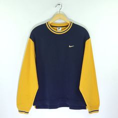 Modern Grunge Fashion, 90s Nike Sweatshirt, Harvey Outfits, Sportwear Outfit, Modern Grunge, 90s Sportswear, Sporty Looks, Nike Pullover