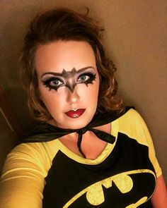 Batwoman Makeup Halloween, Bat Girl Makeup, Wallpapers Scream, Tattoos For Three, Matching Halloween Tattoos, Batgirl Makeup, Halloween Women Makeup, Batwoman Makeup, Pumpkin Paintings