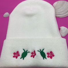 A sea turtle and hibiscus cuffed beanie is the perfect accessory for any beach lover during the cooler months.  A snug, form-fitting beanie. It's not only a great head-warming piece but a staple accessory in anyone's wardrobe. * Q U I C K * F A C T S * ✺  100% Acrylic ✺ 12″ (30 cm) in length ✺  Hypoallergenic  ✺ Unisex style ✺  Hand washable * S H I P P I N G * T I M E S * ✺ This product is made especially for you as soon as you place an order, which is why it takes us a bit longer to deliver it to you. Making products on demand instead of in bulk helps reduce overproduction, so thank you for making thoughtful purchasing decisions ✺If you have a time sensitive order, check shop announcements on the main page for any new shipping time changes and please reach out before placing your order. Aesthetic Gifts, Beachy Aesthetic, Preppy Stuff, Cuffed Beanie, Coconut Girl, Beach Lover, Skull Cap Beanie, Skull Cap, Winter Accessories