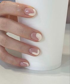 Xmas nails Nails inspo Short Gel White Nails, Simple Natural Nail Art, White Nail Designs Short, Simple Short Summer Nails, White Minimalist Nails, Toe Nail Art For Summer, Negative Space Manicure, At Home Nail Art, Nail Art For Summer