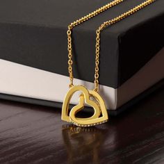 Offrez-lui le cadeau qui symbolise votre amour éternel. Doté de deux jolis cœurs ornés de cristaux de zircone cubique, ce collier Collier Cœurs entrelacés  est l'accessoire parfait pour un usage quotidien. Que ce soit pour un anniversaire mémorable ou une fête spéciale, assurez-vous d'éblouir votre être cher en lui offrant ce magnifique collier.
Dimensions:

Deux pendentifs en forme de cœur ornés de cristaux CZ
Acier chirurgical poli de haute qualité et finition or rose ou finition or jaune 18k Recovery Jewelry, Hearts Entwined, Intertwined Hearts, Interlocking Hearts, Heart Pendants, Hearts Necklace, Work Memes, Two Hearts, Stunning Necklace