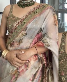 Printed Blouse Design For Lehenga, Sabyasachi Sarees Classy, Heavy Organza Saree, Sabyasachi Saree, Simple Saree Designs, Indian Outfits Lehenga, Indian Bride Outfits, Latest Bridal Dresses