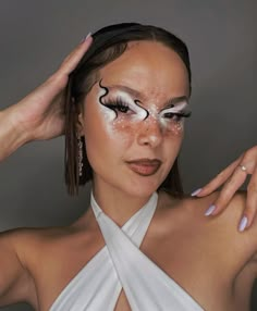 White Halloween Makeup Ideas, Makeup For All White Outfit, Beyond Wonderland Makeup, White Makeup Looks, Haute Couture Makeup, Extravagant Makeup, Black And White Makeup