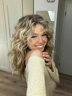 Dirty Blonde Hair With Highlights, Naturally Wavy Hair Cuts, Blonde Highlights Curly, Blonde Highlights Curly Hair, Natural Curly Hair Cuts, Dyed Curly Hair, Highlights Curly, Highlights Curly Hair, Blonde Wavy Hair