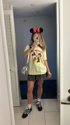 15 Disneyland Outfit Ideas for Moms: Stylish and Comfortable Tips Pregnant Disney Outfit, Dcp Outfits, Cold Disney Outfits, Mommy And Me Disney Outfits, Trendy Disney Outfits, Plus Size Disney Outfits, Modern Disney Outfits, Mommy And Me Disney