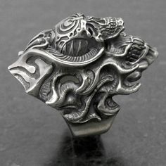 made by Dualflow STRANGE FREAK DESIGNS SILVER GEEKS, Limited collaboration skull creature silver ring made in JAPAN if you want other ring gauge please contact us. Unique Collectible Skull Rings, Unique Silver Skull Ring Collectible, Unique Silver Skull Rings, Unique Hand Cast Skull Rings, Skull Creature, Small Rings, Design Silver, Silver Band, Made In Japan