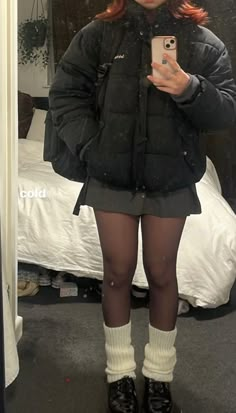 College Outfits Uk Aesthetic, Sixth Form Winter Outfits, Fall Dark Outfits, Jean Shorts And Stockings Outfit, Pleated Miniskirt Outfits, New York Winter Fashion Aesthetic, Aesthetic Looks Winter, Winter Fits For College, College Fall Fits