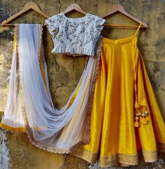 Yellow Silk Lehenga, Lengha Blouse Designs, Raw Silk Lehenga, Lehenga Choli Wedding, Indian Outfits Lehenga, Yellow Lehenga, Lehenga Designs Simple, Lengha Choli