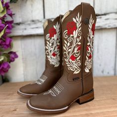 Bota Vaquera DA-Sidney Cafe - Botas Vaqueras con Bordado para Mujer - Botas Vaqueras de Piel para Mujer Mexican Boots Outfits, Mexican Botas, Mexican Boots, Western Boots For Women, Embroidered Cowboy Boots, Boot Scootin Boogie, Cowboy Boots For Women, Western Shoes, Red And White Flowers