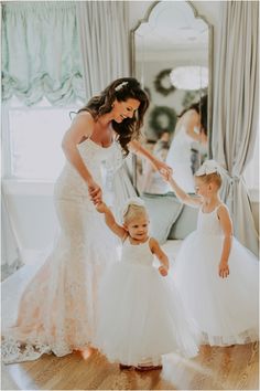 Wedding Photo Ideas Flowergirl, Flowergirl Wedding Photos, Flowergirl Bride Photos, Flower Girl Photoshooting, Flower Girl Photoshooting Ideas, Bride And Flowergirl Picture, Daughter In Wedding Dress Photo Ideas, Flower Girl With Bride, Bride And Flower Girl