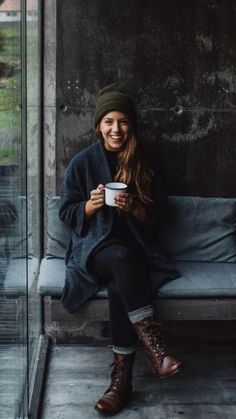 cozy // womenswear, boots, denim, sweater, knit hat, hipster style Stile Hippie Chic, Fii Puternic, Boho Styl, Estilo Hippie, Legging Outfits, A Cup Of Coffee, Linnet, Hipster Fashion, Winter Mode