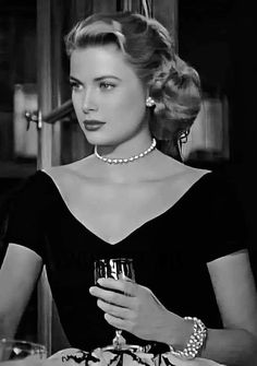 #gracekelly Grace Kelly Style, Wearing Pearls, Classic Hollywood Glamour, Vintage Hollywood Glamour, Princess Grace Kelly, Old Hollywood Glam, Actrices Hollywood, Princess Grace, Hollywood Fashion