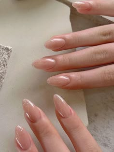 Nails With Beige Dress, White And Beige Nail Designs, Beige Nails Almond Shape, Ombre Beige Nails, Beige Ombré Nails, Nails Design Beige, Simple Beige Nails, Neutral Glam Nails, Gel Nails Beige