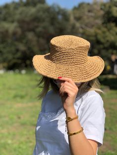 ✅I made this beautiful hat from natural paper rope. ✅The product has a standard size and the raffia rope material is flexible. ✅Handcrrafted in Turkey ✅Hand-crocheted with care 👒Straw hat, handmade and unique. For you if you want to look original and not similar to all others. ✅You can combine your clothes with a straw summer hat on summer days ✅Whether you keeping it to yourself or gifting someone you care, it will be unforgettable. ✅Foldable and easy to travel with. ✅This hat is light weight Casual Braided Toquilla Straw Boater Hat, Handmade Brimmed Boater Hat In Toquilla Straw, Braided Straw Boater Hat With Flat Brim, Handmade Straw Hat With Curved Brim, Handmade Toquilla Straw Boater Hat, Handmade Toquilla Straw Hat With Curved Brim, Handmade Curved Brim Straw Hat, Natural Braided Straw Hat With Flat Brim, Handmade Flat Brim Toquilla Straw Hat