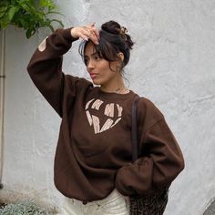 Indie School Outfits, Oversized Korean Fashion, Casual Sweaters Women, Outfit Ideas 2024, Brown Sweatshirt, Casual Sweater, 2000s Fashion, Casual Sweaters, Streetwear Women