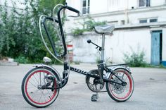 a black and red bike parked in front of a building