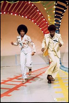 vintage everyday: Afro: The Popular Hairstyle of African-American People in the Late 1960s and '70s Afro Disco, Soul Train Dancers, Moda Disco, Soul Train Party, Disco Fashion, Disco Fever, Soul Train, Joseph Jackson, Vintage Black Glamour